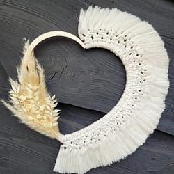Houten hart met droogbloemen