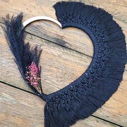 Houten hart met droogbloemen