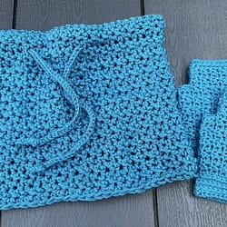 Leuke warme set, handwarmer met een col.