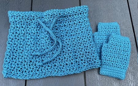 Leuke warme set, handwarmer met een col.